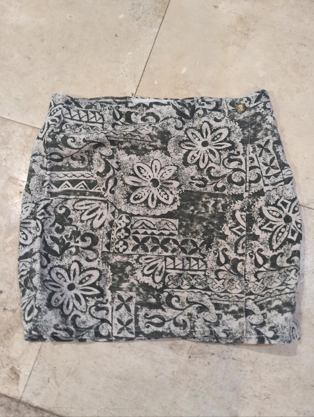 Vintage women’s 100% linen skirt in size 10. Features a black-and-tan abstract